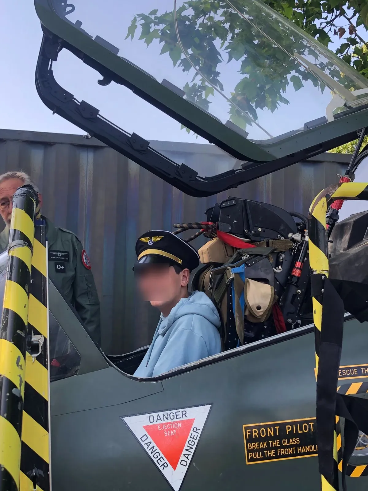 Un enfant installé dans le cockpit de l'Alphajet, édition 2023