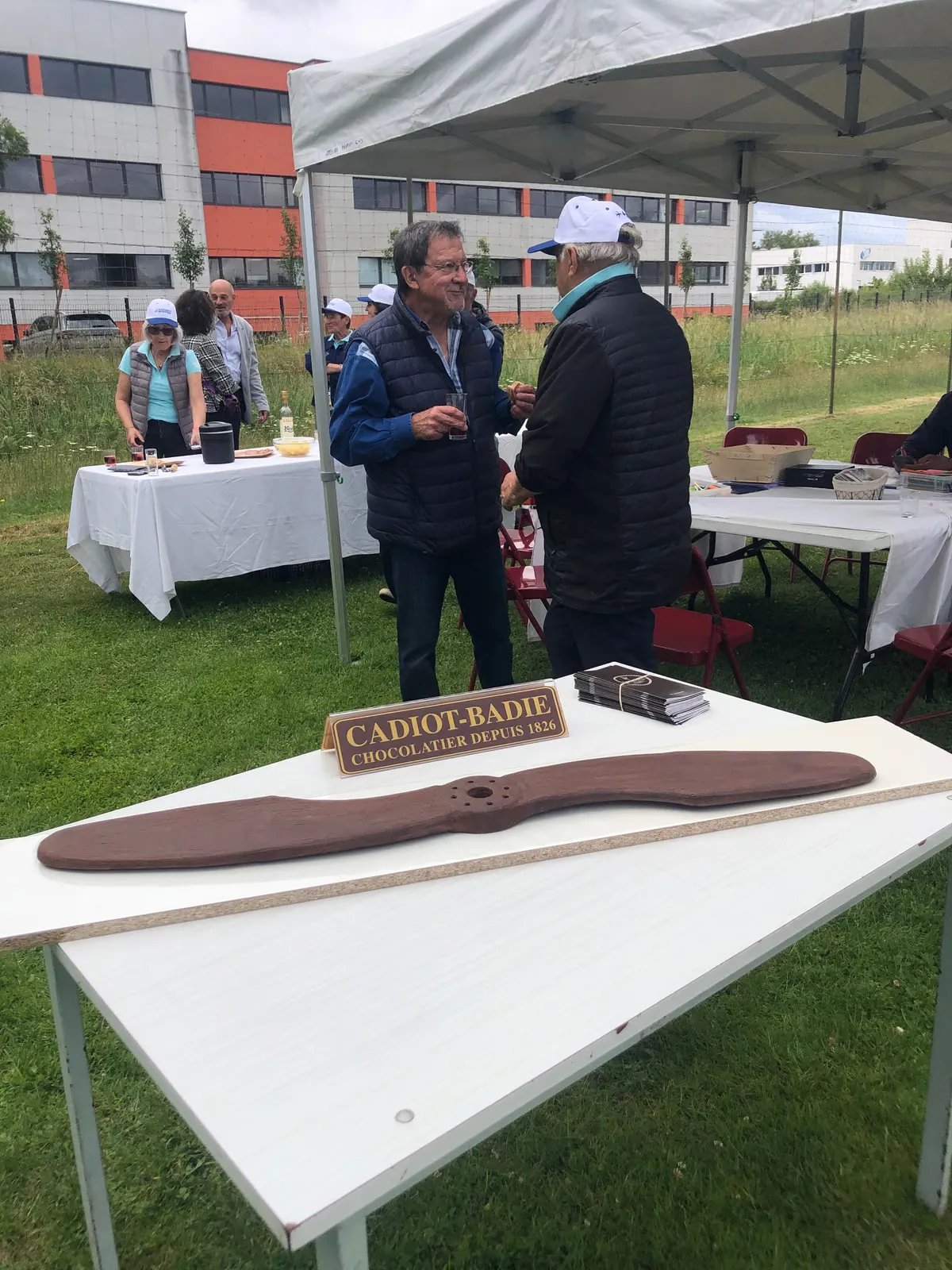 Hélice d'avion en bois exposée au stand du chocolatier Cadiot-Badie, édition 2024