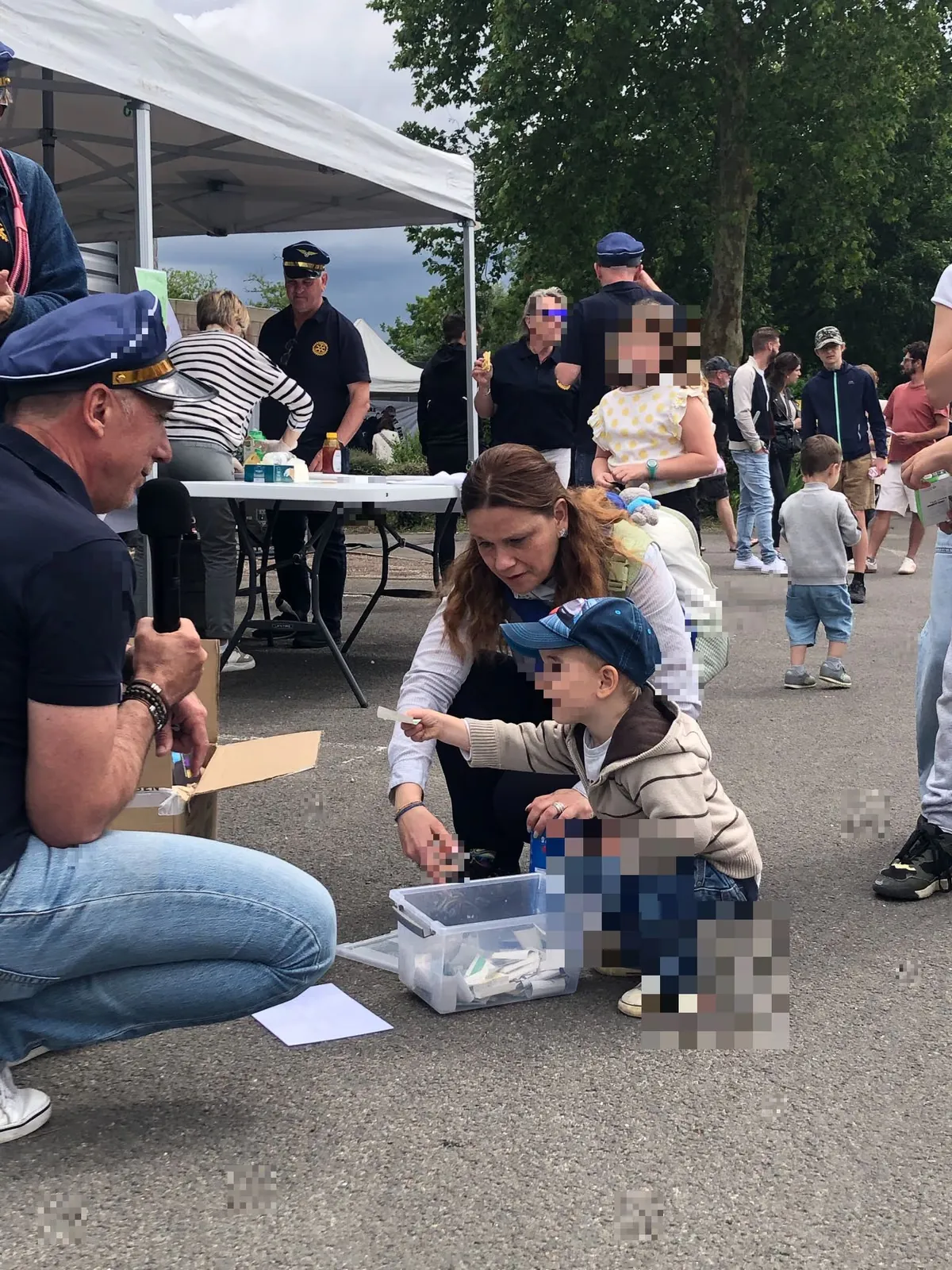 Remise d'un ticket de tombola à un jeune participant, édition 2024