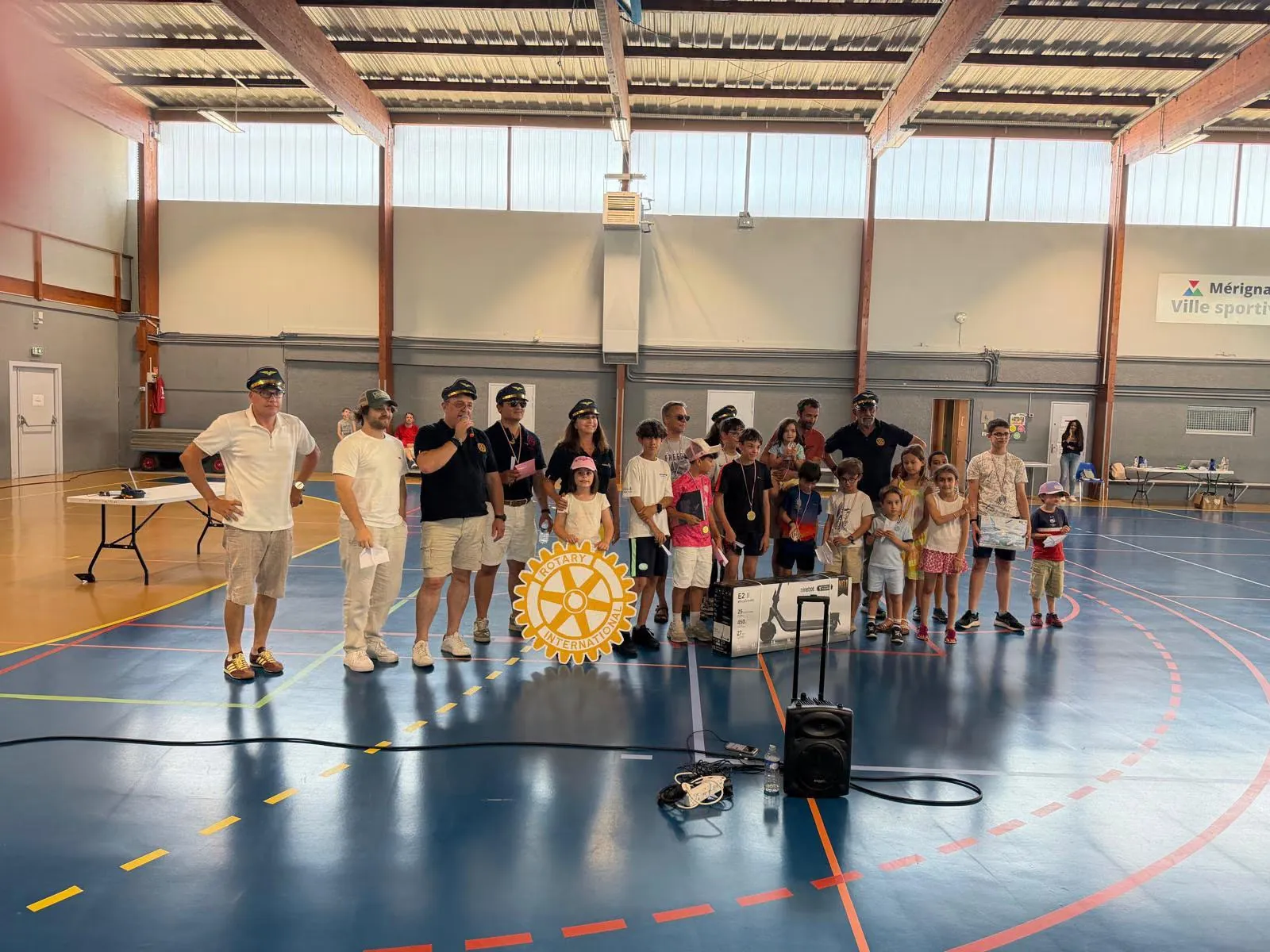 Photo de groupe de la cérémonie de clôture dans le gymnase, édition 2026